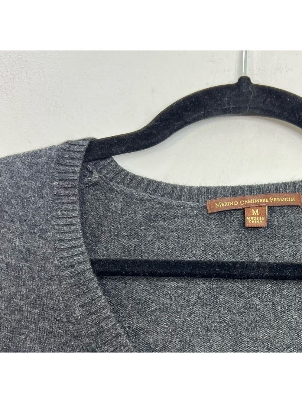 Uniqlo Premium Merino cashmere charcoal grey fitted v neck old money sweater M - Picture 8 of 13